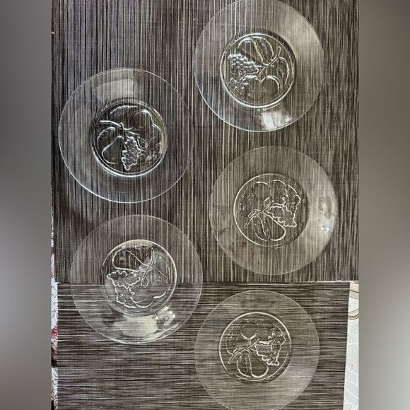 Clear Glass Plates with Fruit Design - Picture 4 of 11